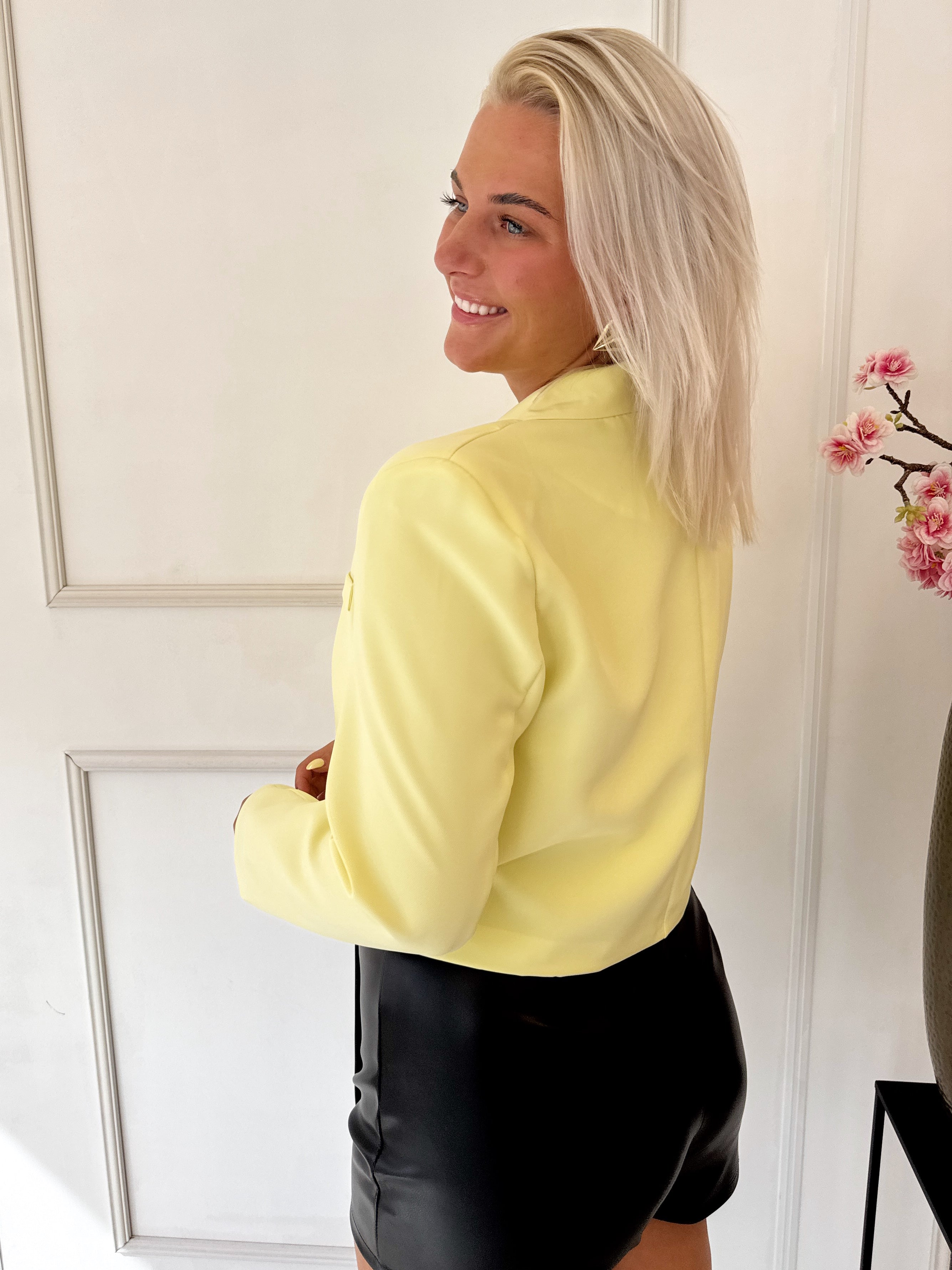 Tess Cropped Blazer | Pastel Geel