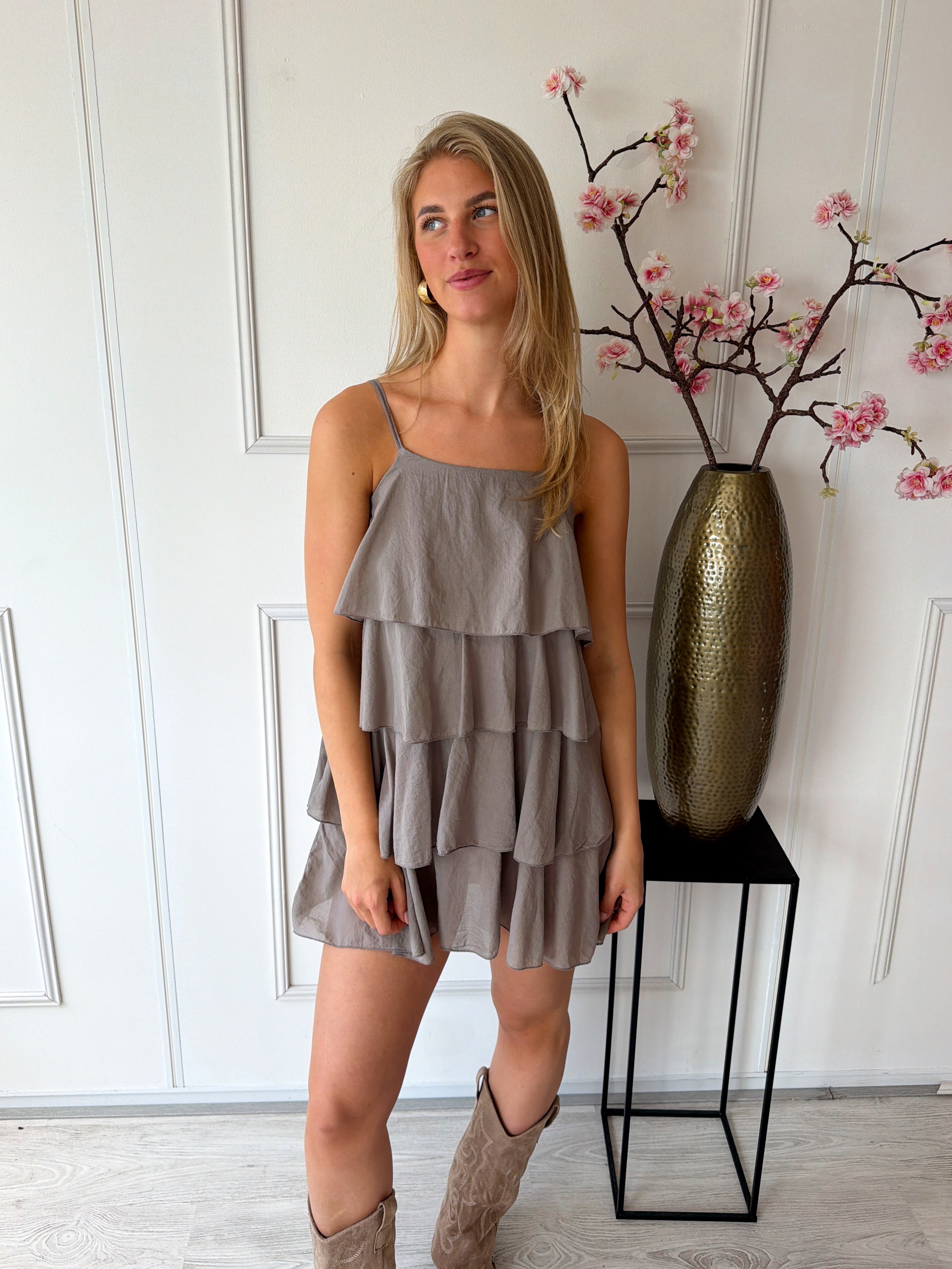 Aria Jurkje met volantlagen | Taupe