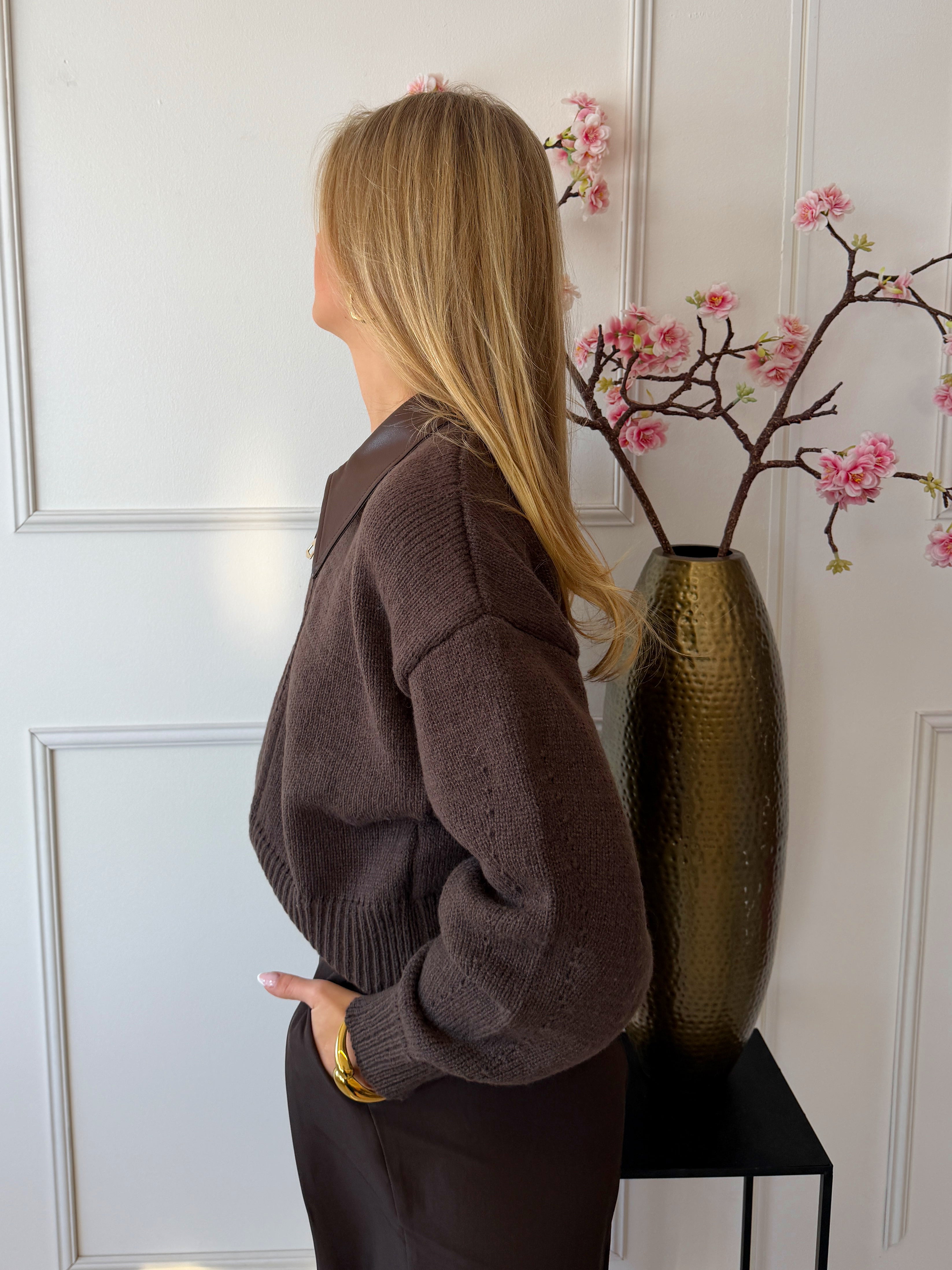 Jade Trui met Leatherlook kraag | Bruin