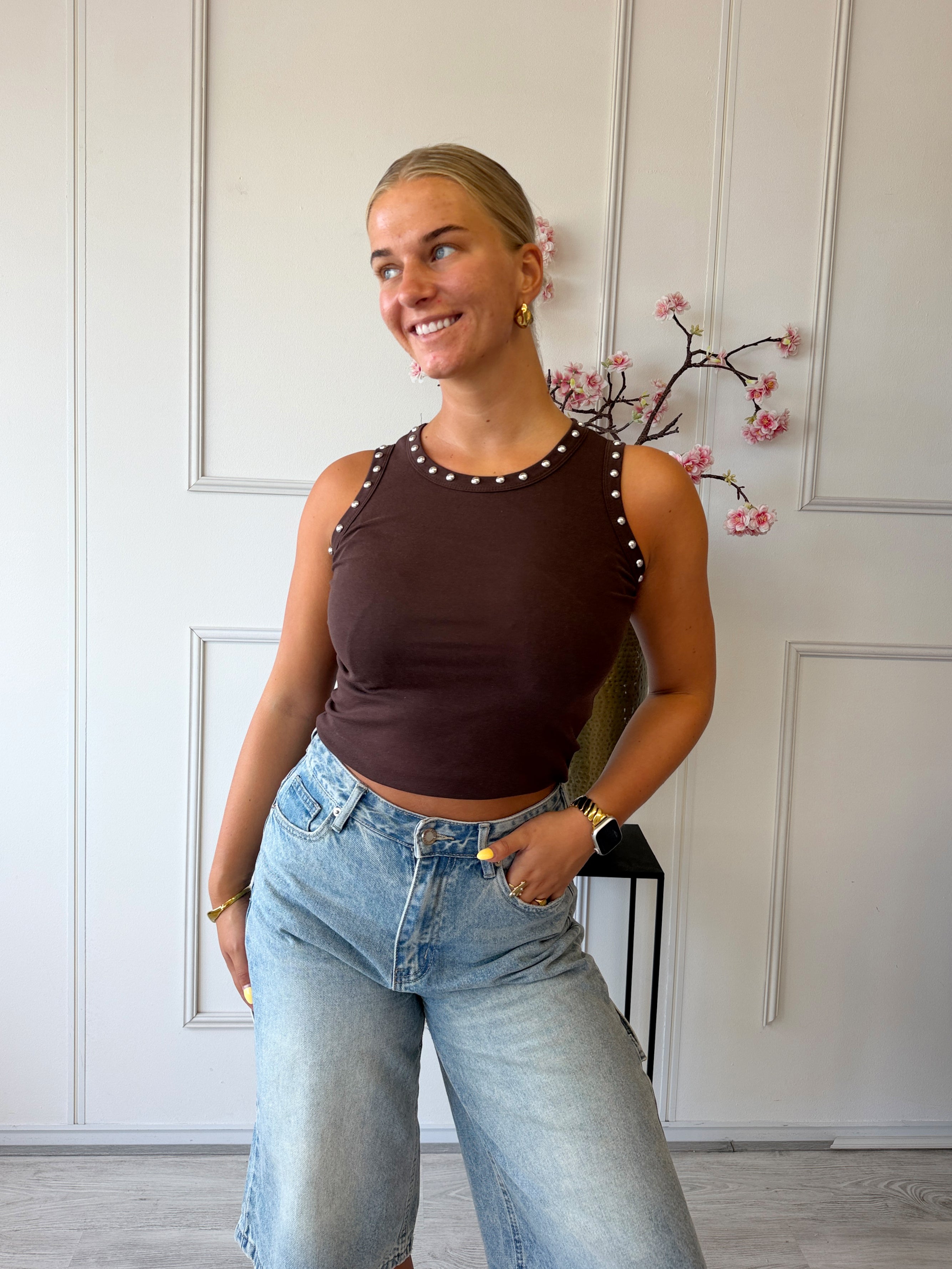 Frankie Top met Studs | Bruin