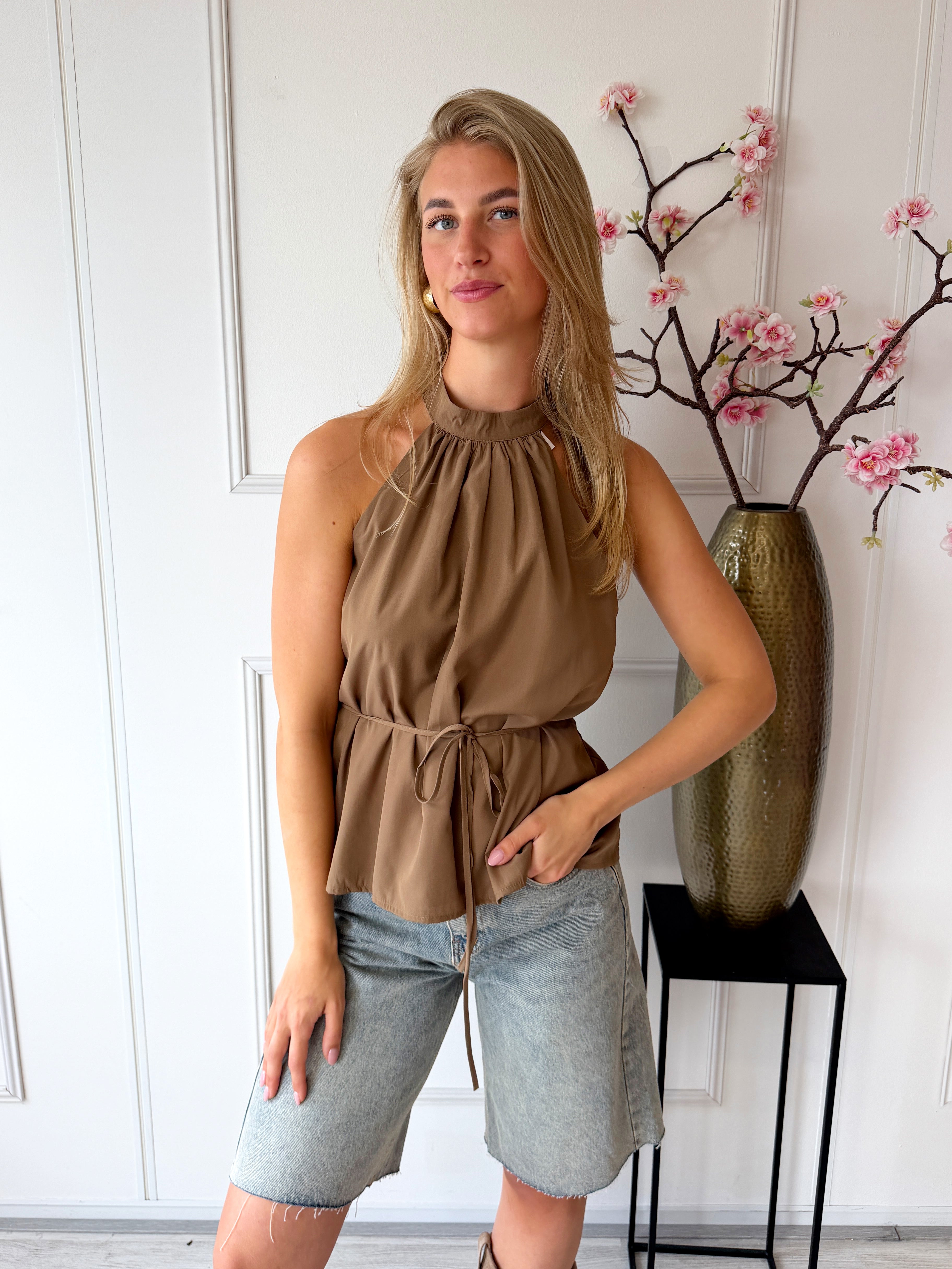 Malou Elegante top met open rug en strikdetail | Camel