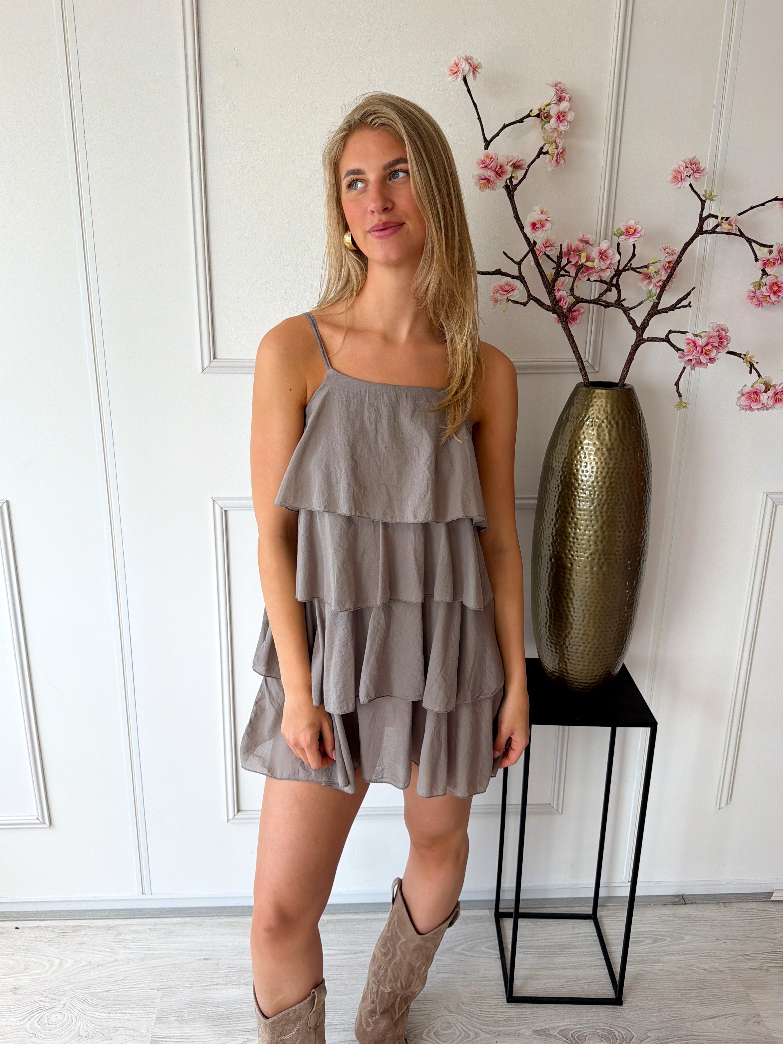 Aria Jurkje met volantlagen | Taupe