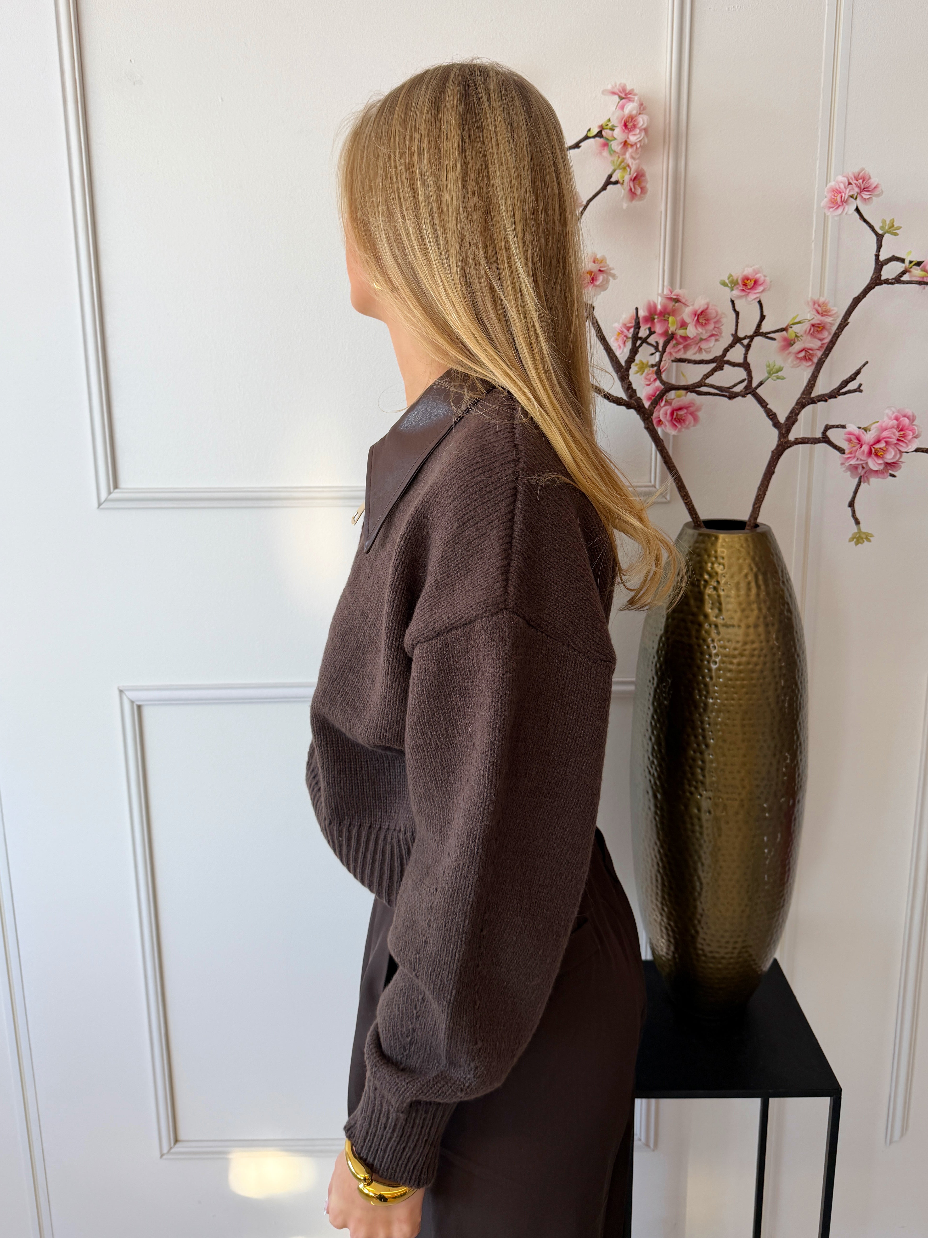 Jade Trui met Leatherlook kraag | Bruin