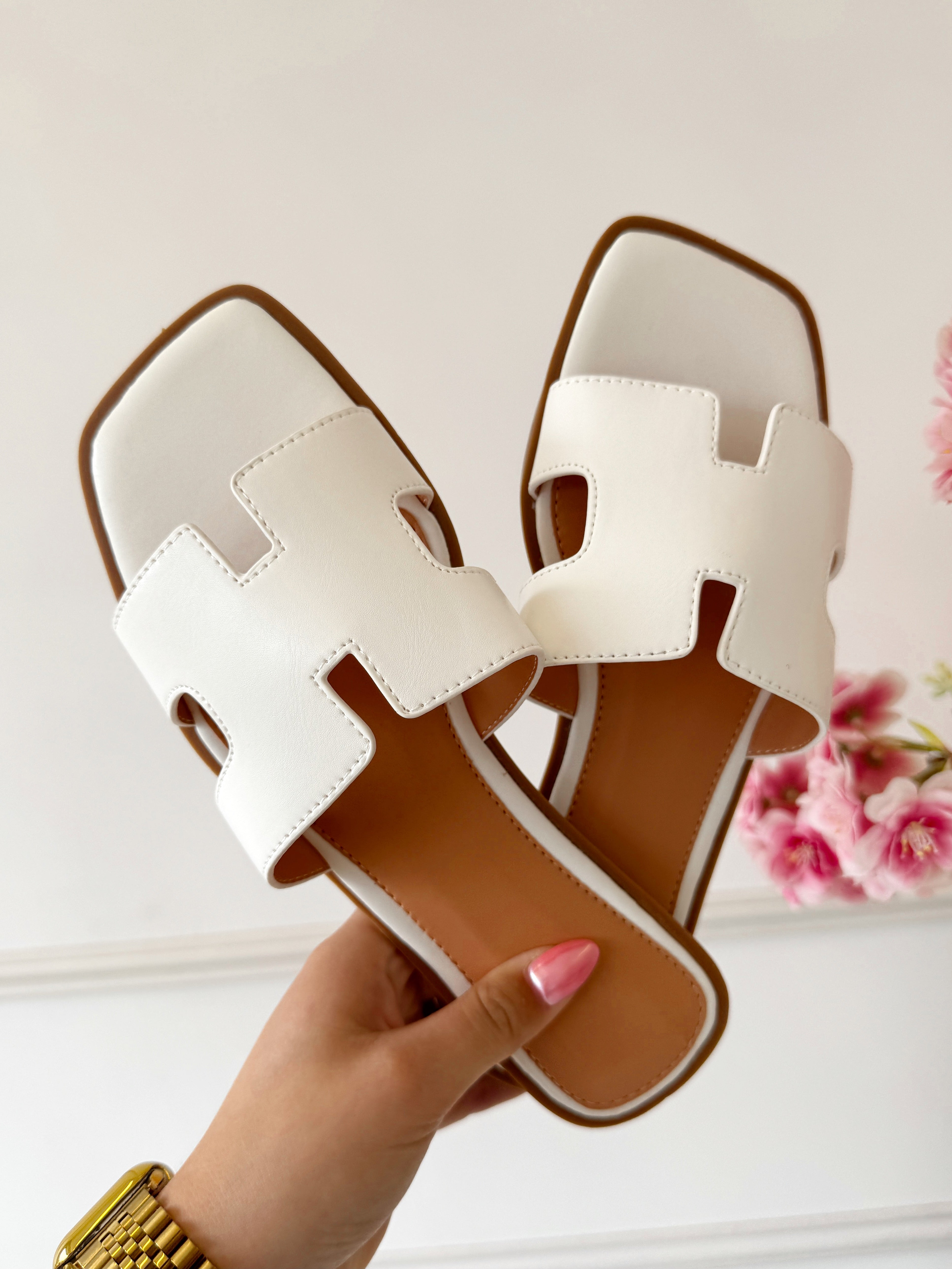 Inspired H Slippers | Wit