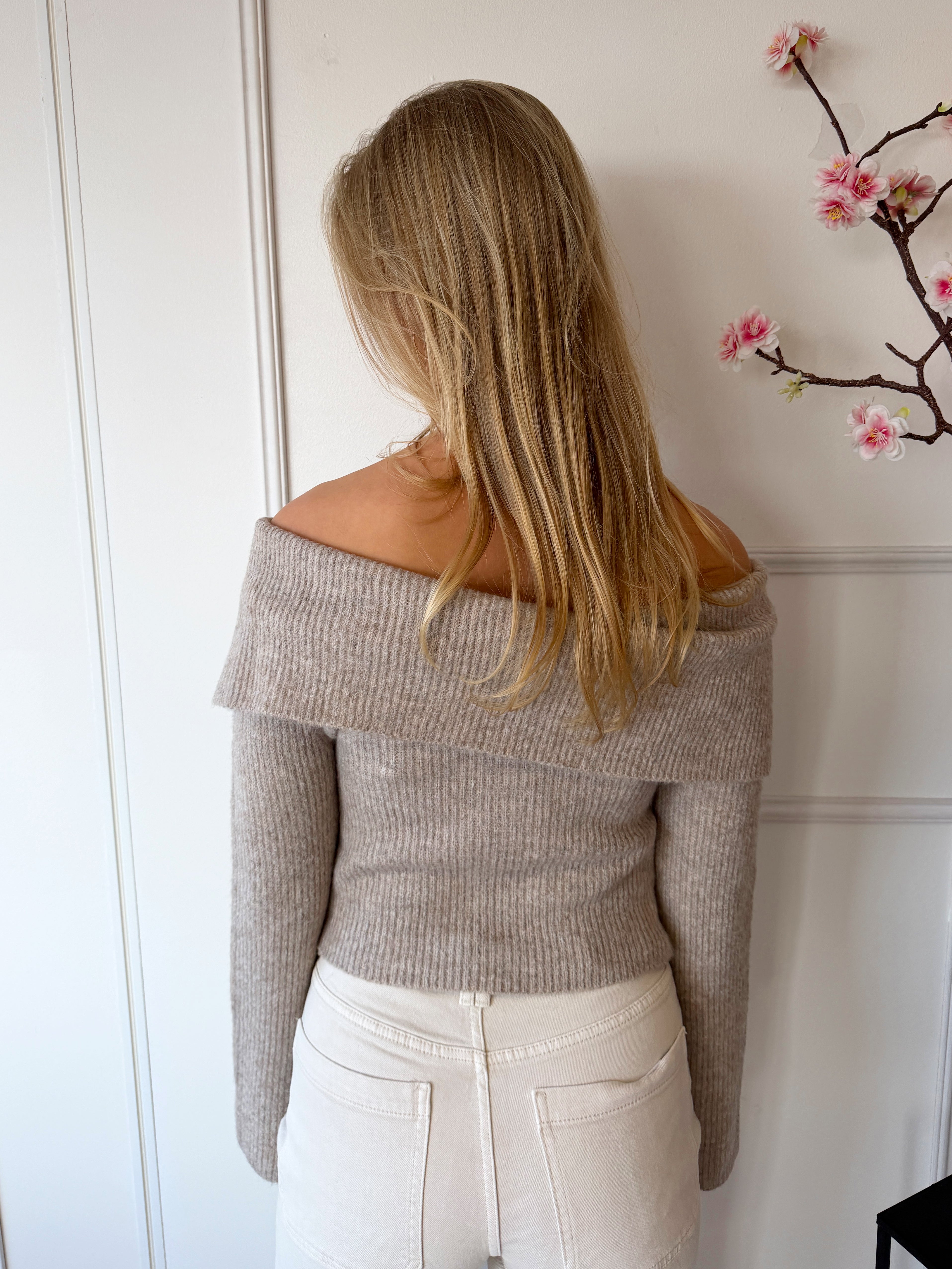 Kim Off Shoulder Trui | Taupe