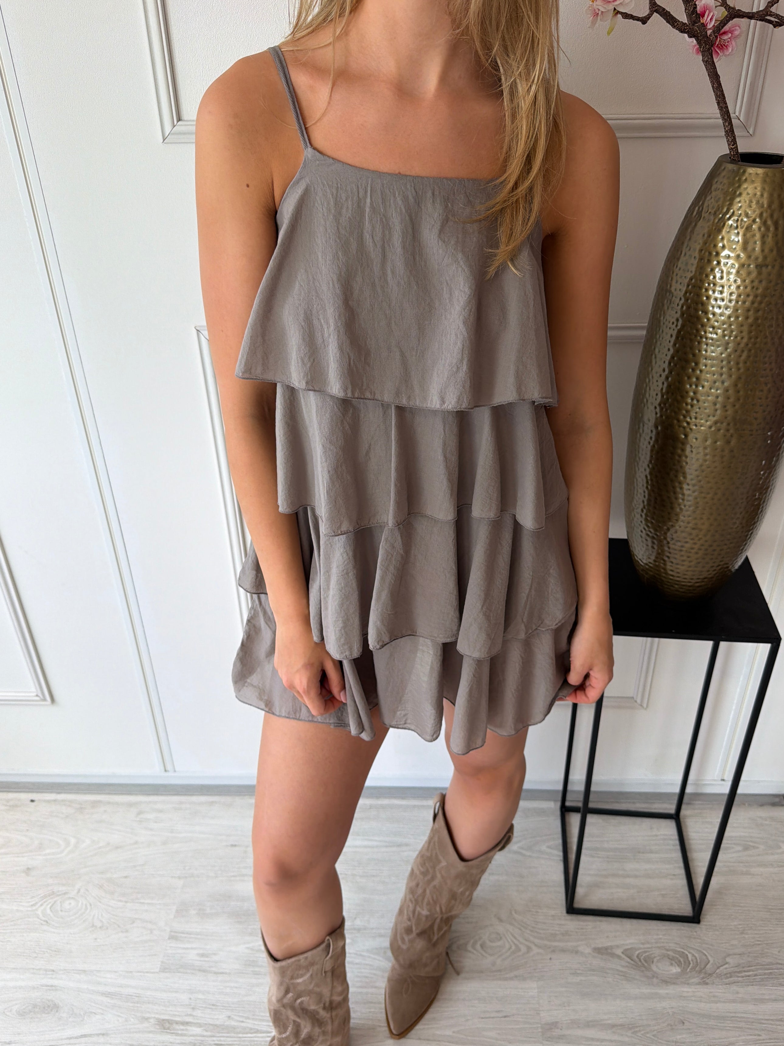 Aria Jurkje met volantlagen | Taupe