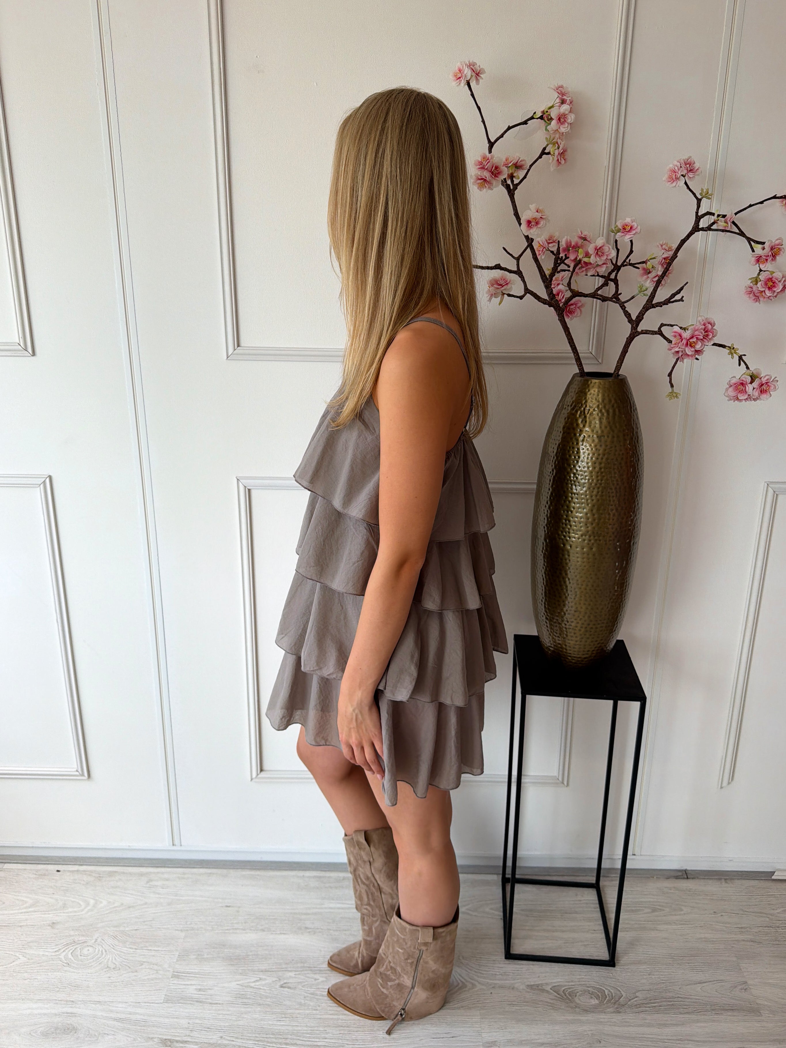 Aria Jurkje met volantlagen | Taupe